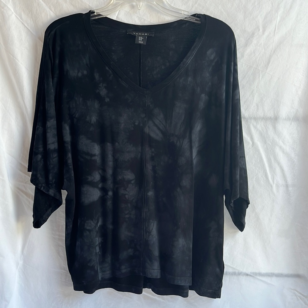 TAHARI SIZE MEDIUM SHIRT